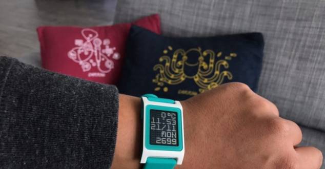 Rynek smartwatchy ciągle się kurczy, a FitBit przejmuje Peeble?
