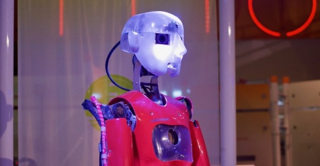 Sztuczna inteligencja. Wydatki sięgną 200 mld dolarów, roboty zastąpią 16 proc. pracowników