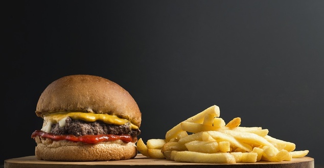 burger, frytki, fot. fotorech, pixabay