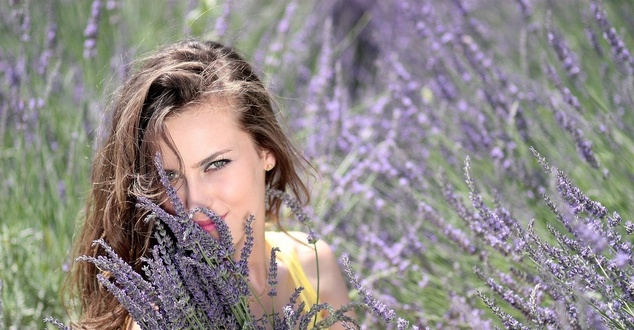 marketing zapachowy, lawenda, kobieta, łąka, fot. Adinavoicu, pixabay