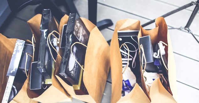 zakupy, torby, paczki, fot. kaboompics, pixabay