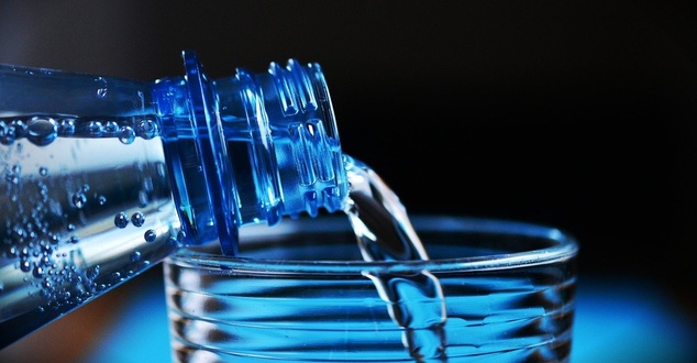 butelka, woda mineralna, fot. congerdesign, pixabay