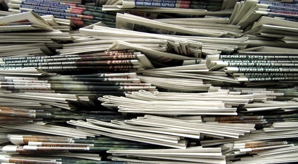 Powody rozpowszechniania fake newsów: tabloidyzacja mediów, konkurencja i brak czasu na weryfikację informacji