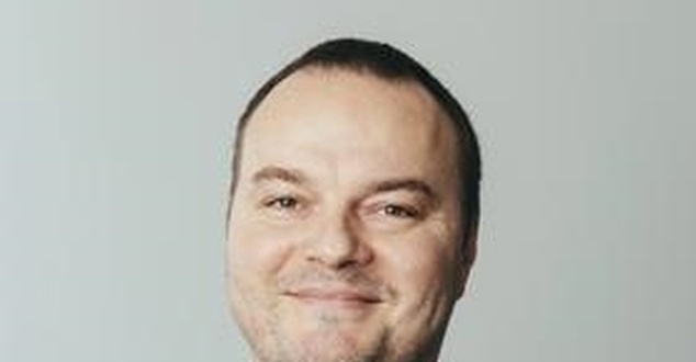 Czesław Mozil jako pracownik Kolei Dolnośląskich. Stworzono wspólny projekt