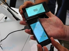 Fujitsu przedstawił telefon z dwoma dotykowymi ekranami