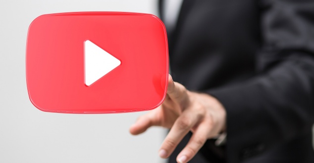 YouTube usunął setki filmów, w których reklamowano stronę sprzedającą... szkolne wypracowania