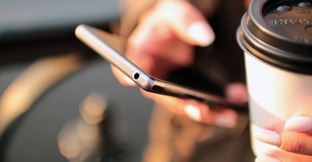 Czy w dobie internetowych komunikatorów warto jeszcze wysyłać SMS-y?