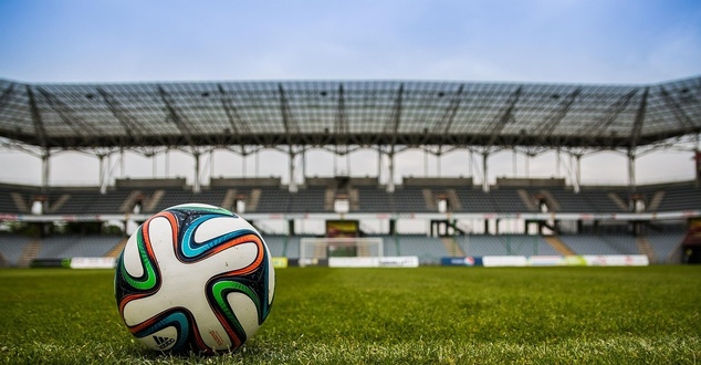 piłka, stadion, fot. jarmoluk, pixabay