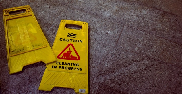 caution sign | fot. Oliver Hale | Unsplash