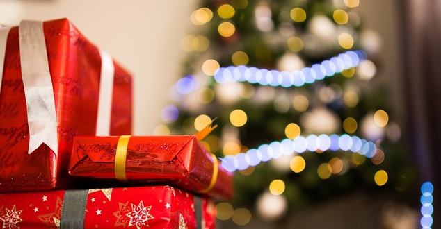 Gdzie kupujemy prezenty świąteczne i jak je odbieramy? Oto wyniki badania