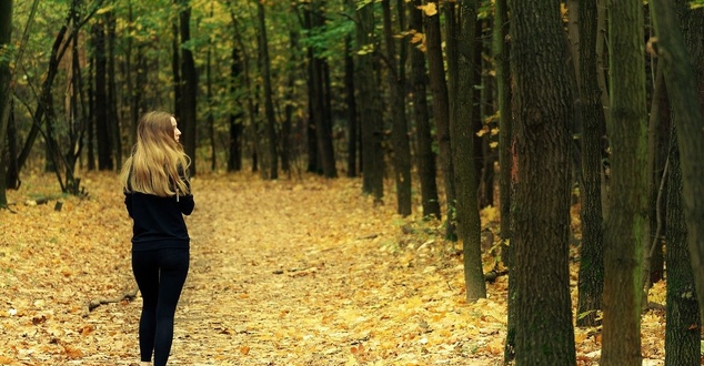 jesień, liście, kobieta, fot. mirceaianc, pixabay