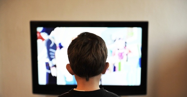 Telewizję i produkcje na platformach streamingowych chętniej oglądamy w towarzystwie. Oto wyniki badań