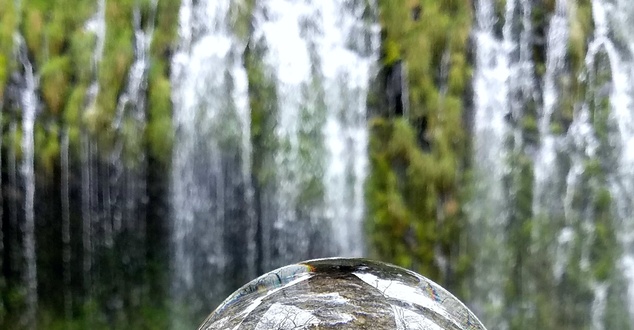 waterfall | fot. Elijah Hiett | Unsplash