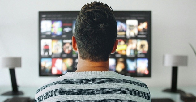 telewizor, ekran, mężczyzna, fot. mohamed_hassan, pixabay