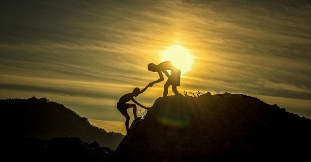 zaufanie, pomoc, zachód słońca, góry, fot. sasint, pixabay