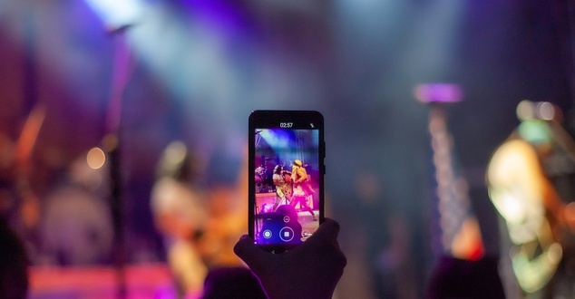 koncert, smartfon, nagranie, fot. hbl media, pixabay.jpg