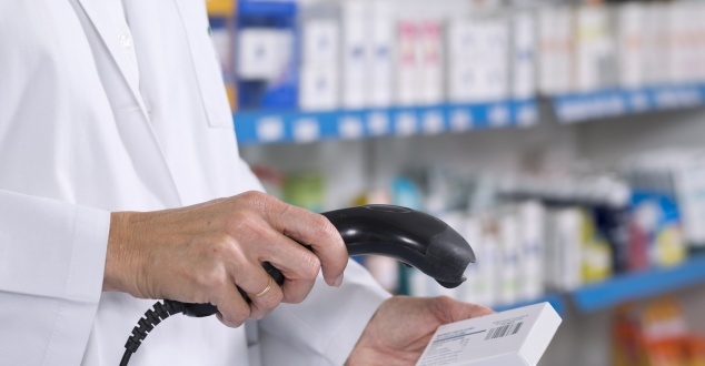 Polacy czytają o lekach w internecie, ale wolą je kupować w aptekach stacjonarnych