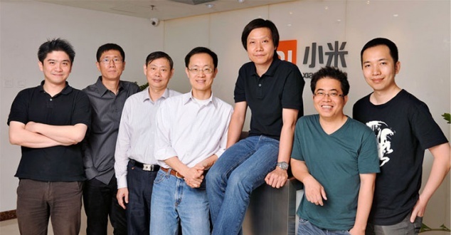 Lei Jun (siedzi), Ben Li (czwarty od lewej) [fot. Xiaomi]