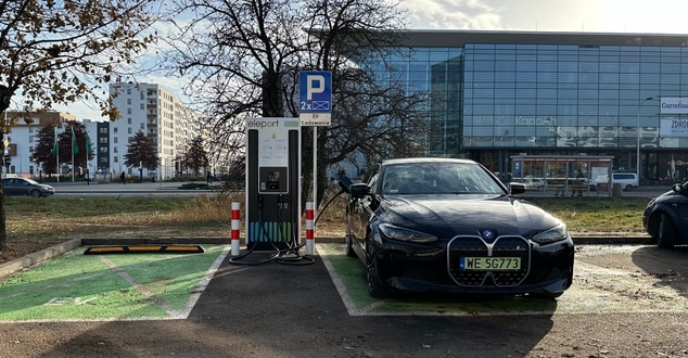 Carrefour Polska otworzył pierwszą stację ładowania samochodów elektrycznych w Polsce