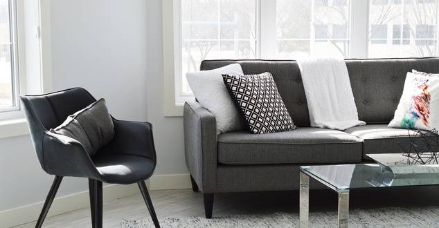 meble, sofa, salon, mieszkanie, fot. ErikaWittlieb, pixabay