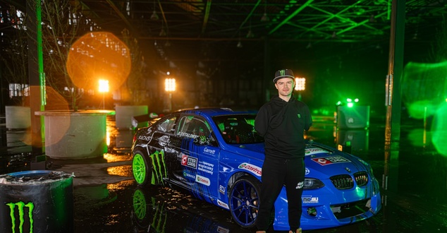 Monster Energy sponsorem Bartosza Ostałowskiego. Driftuje prowadząc stopą