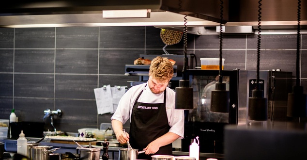 Garnki gastronomiczne stalowe vs aluminiowe – który wybór będzie lepszy dla Twojej kuchni?