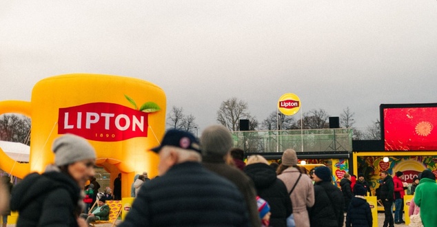 Lipton Yellow Label z opakowaniami zaprojektowanymi przez Jurka Owsiaka