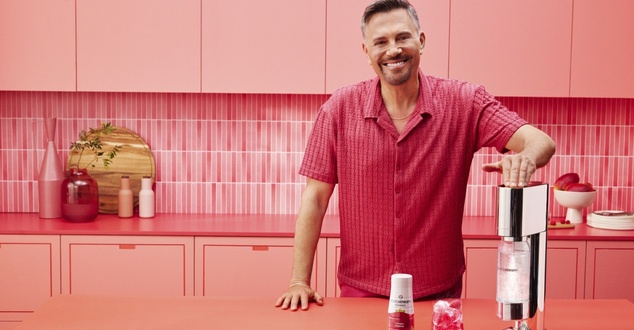 Krzysztof Ibisz w nowej kampanii SodaStream szuka sekretu lata