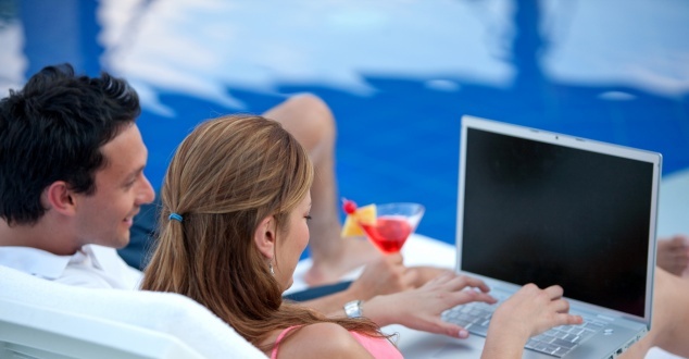 Aż 57% Polaków organizuje wakacje w internecie. Jak to wykorzystać? [INFOGRAFIKA]