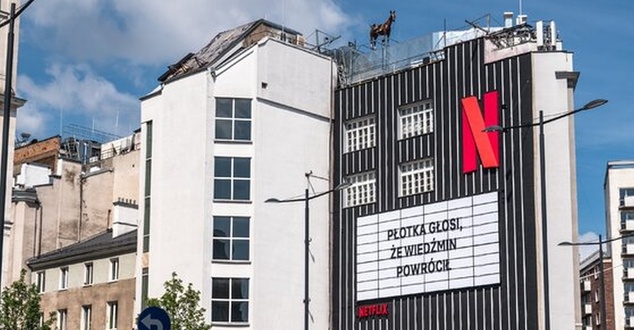 Netflix promuje się w Warszawie za pomocą niecodziennej konstrukcji