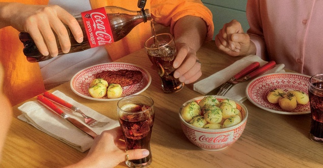 Zakłady Ceramiczne "Bolesławiec" zrobiły limitowaną kolekcję naczyń dla Coca-Coli