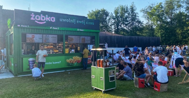 Sześć mobilnych punktów sieci sklepów Żabka ruszyło w Polskę