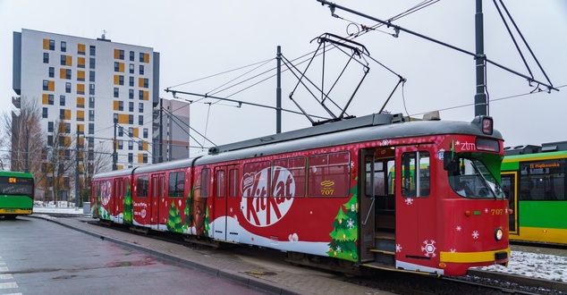 Świąteczne tramwaje KitKat już na ulicach. W których miastach są dostępne?